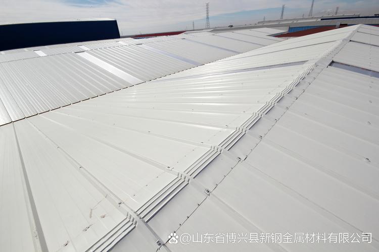 彩钢瓦,即彩色压型钢板,是一种广泛应用于建筑,车船制造,机电等行业的